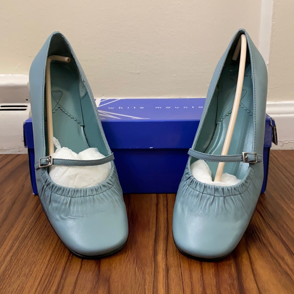 Vintage QVC White Mountain Kitten Heel